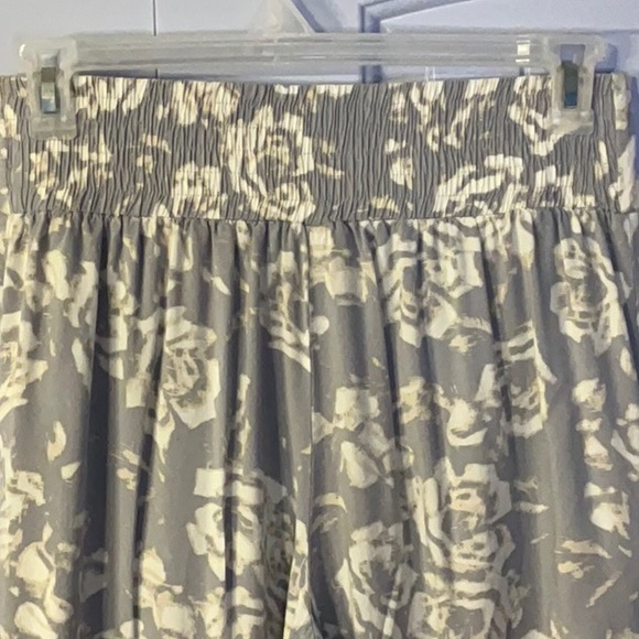 Jack by BB Dakota Blueish-Gray Wide Leg Boho Resort Floral Pants ~ Size Medium - Picture 9 of 13